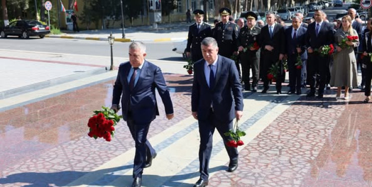 Ümummilli lider Heydər Əliyevin əziz xatirəsi anadan olmasının 102-ci il dönümündə ehtiramla anılıb.